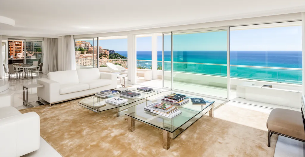 Intérieur salon contemporain appartement Monaco avec baie vitrée vue Méditerranée