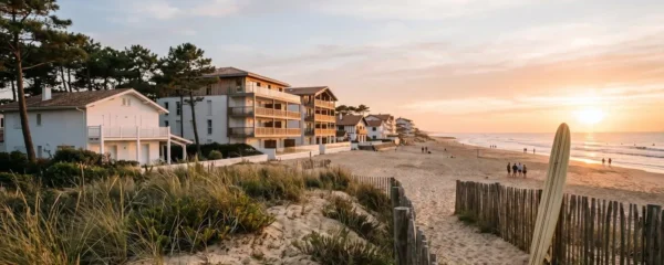 Front de mer résidentiel d'Hossegor au coucher de soleil avec villas blanches, planche de surf et océan en arrière-plan